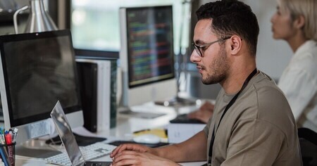 Image on theme 'How to determine if you need a contractor or a permanent employee'