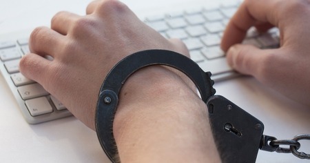 Image on theme 'Why asking candidates for long commitments is a bad idea'